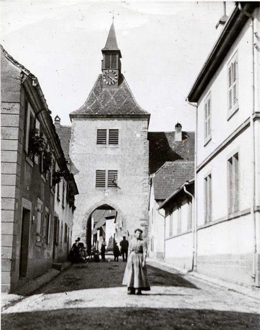 02 - La tour et, &agrave; droite, l'&eacute;cole des filles, vers 1935